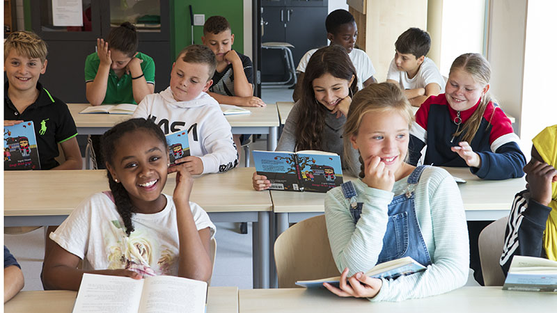 Barn i ett klassrum.