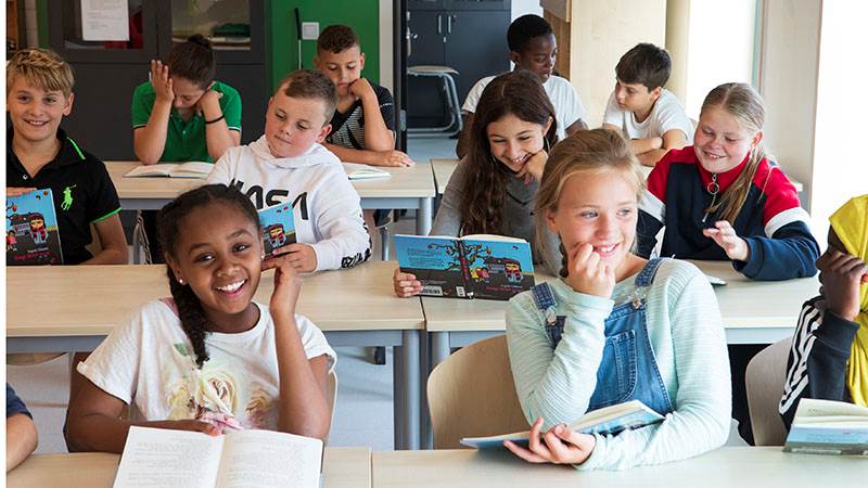 Barn i ett klassrum.